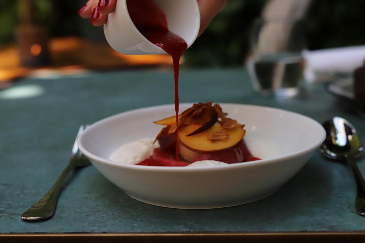 Maison Breguet Paris Bagian luar foto A dessert being drizzled with a sauce