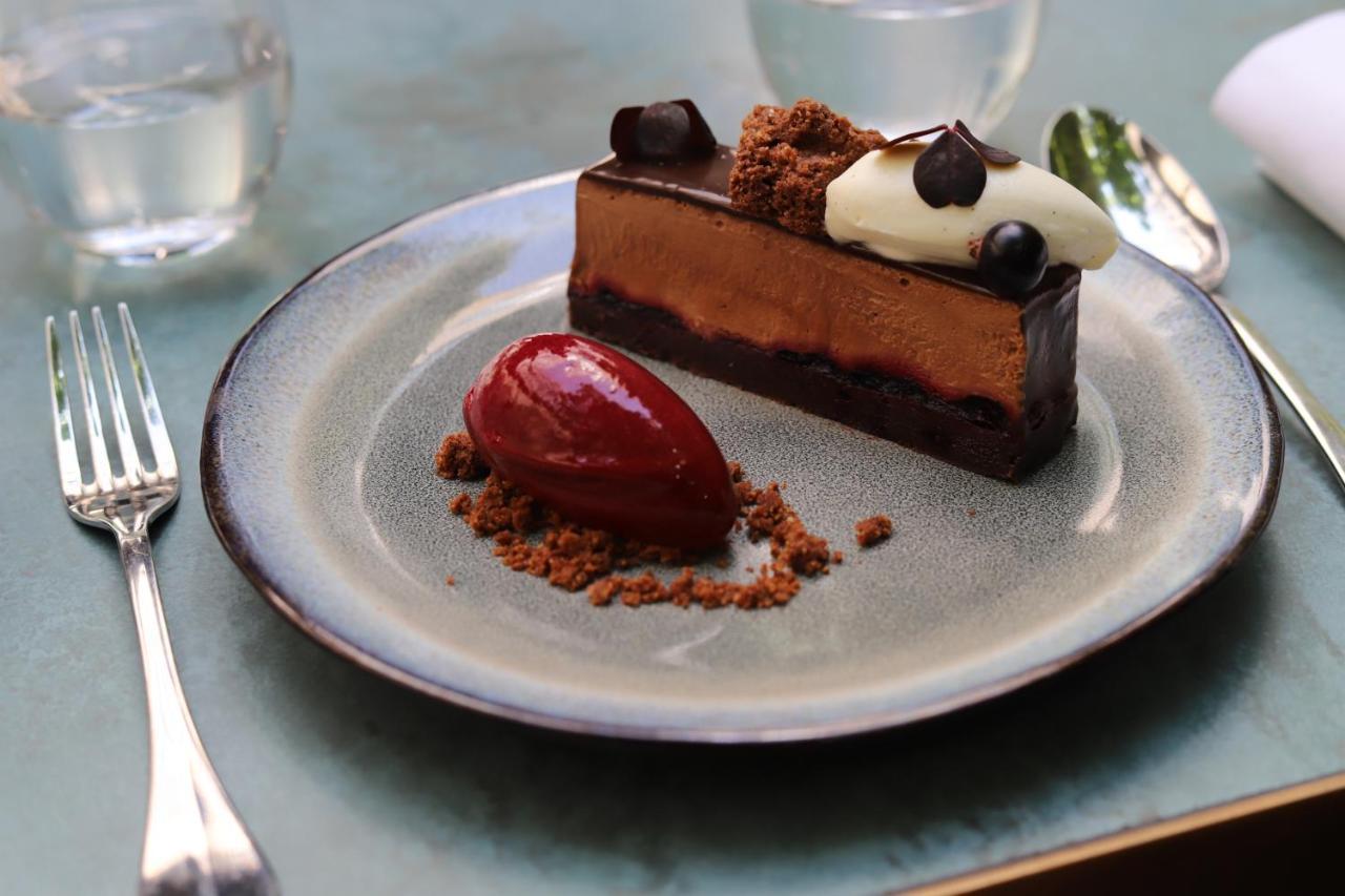 Maison Breguet Paris Bagian luar foto A chocolate dessert