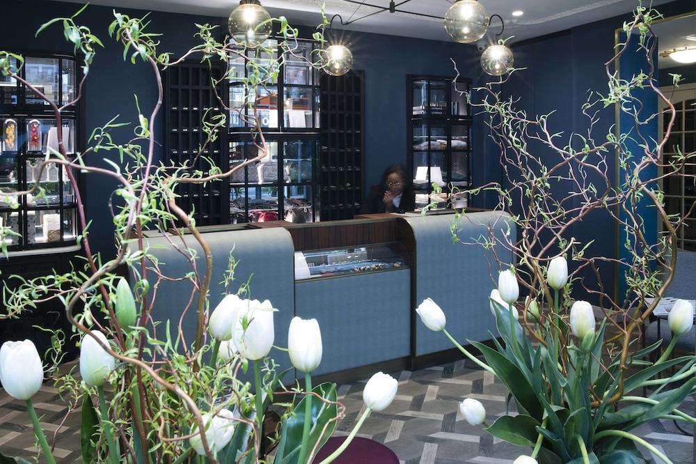 Maison Breguet Paris Bagian luar foto Reception desk at the library
