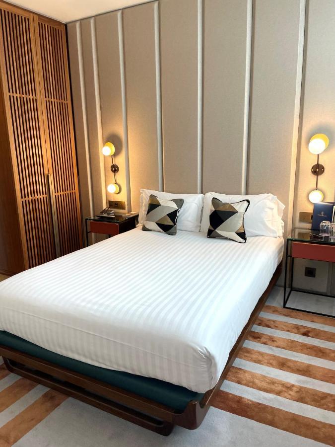 Maison Breguet Paris Bagian luar foto A bed in a hotel room