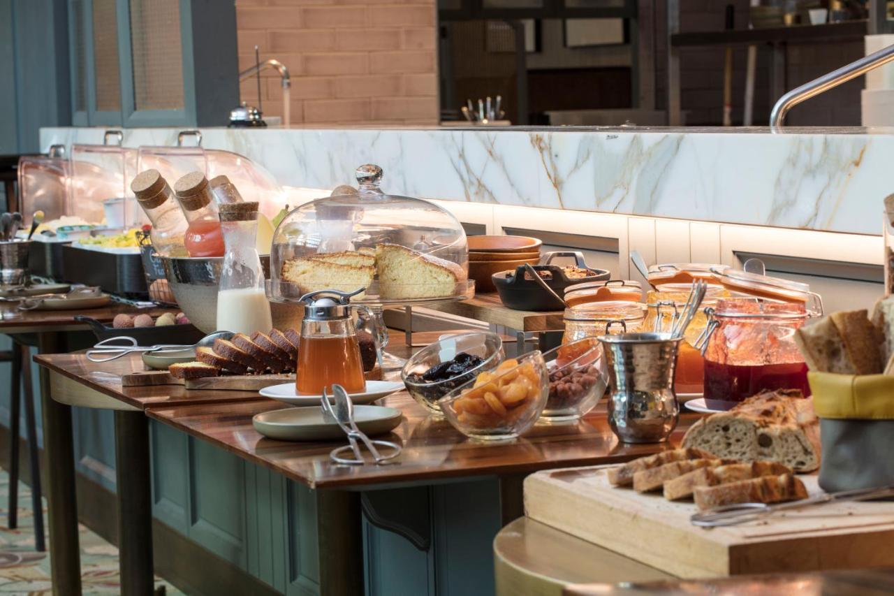 Maison Breguet Paris Bagian luar foto A breakfast buffet